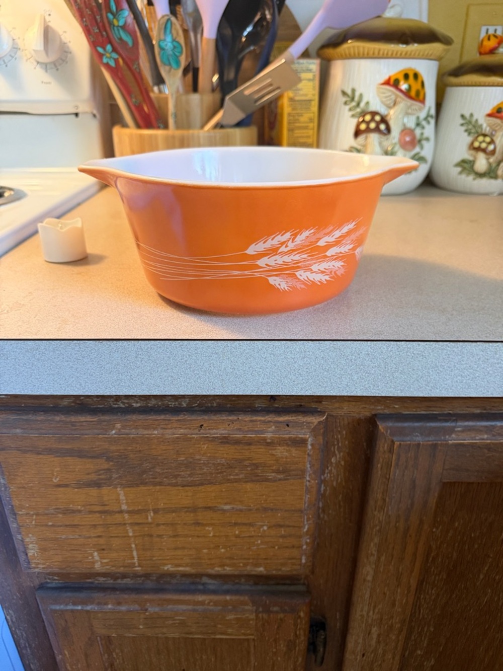 PYREX vintage Orange Wheat-Pattern Mixing Bowl - Serving Bowl with clear lid